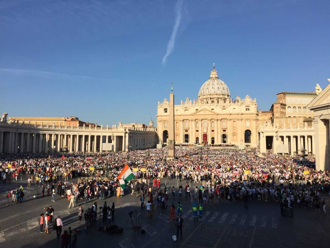 Foto da praça de São Pedro no Vaticano