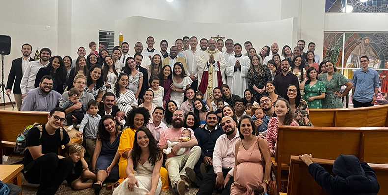 Após uma santa quaresma, os missionários Campus Fidei vivenciaram juntos a Semana das semanas: tivemos a grande graça de celebrar o Domingo de Ramos, o Tríduo Pascal e o Domingo de Páscoa na Capela do Instituto Campus Fidei.