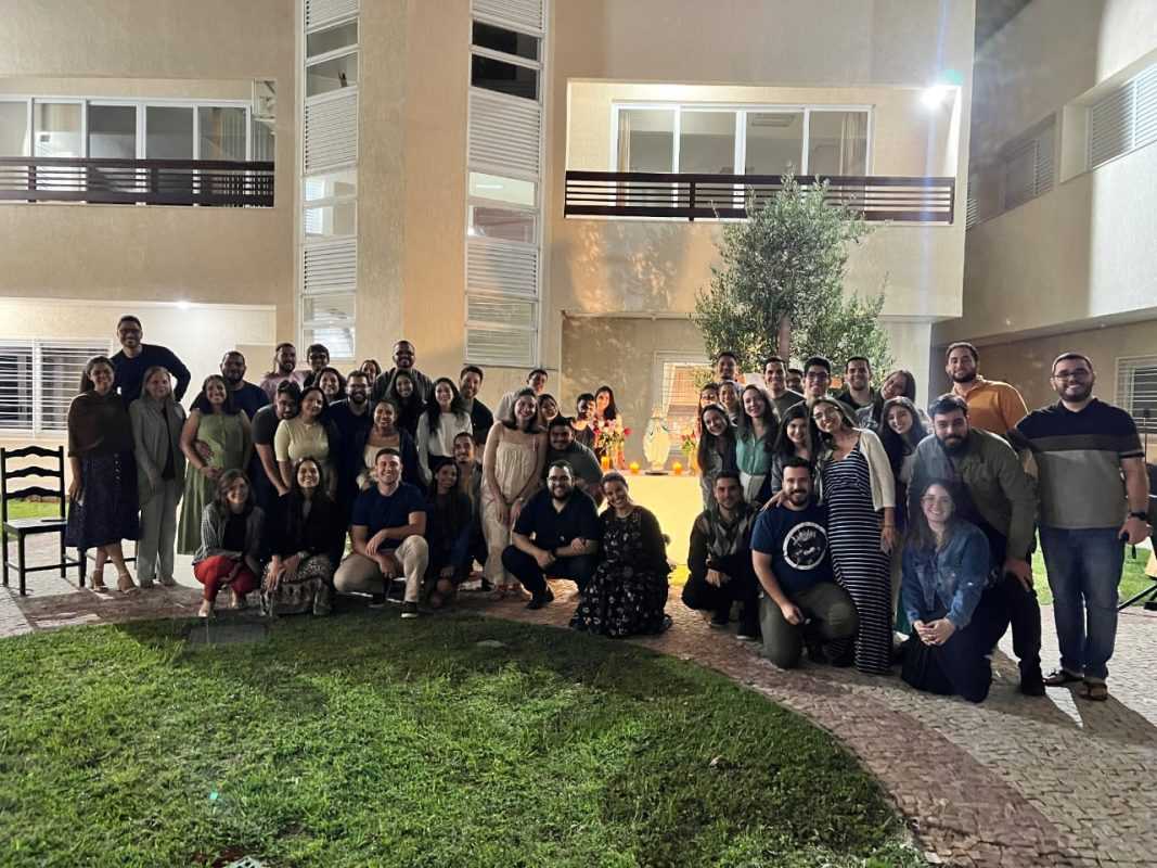 O último dia 06 de maio foi um dia de muitas graças para os dois Grupos de Estudo do Dating, o Dating São Pio (Sudoeste/DF) e o Dating São João Paulo II (Park Sul/DF). Os dois Grupos de Estudo se reuniram no Instituto Campus Fidei para um momento dedicado à Nossa Mãe Celeste: foi o Luau Mariano.